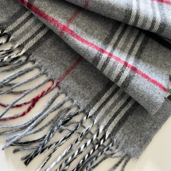 V.FRAAS Scarf with 3" Fringe NWOT - Picture 3 of 3